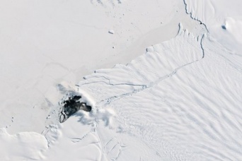 南極大陸の氷河に30キロもの亀裂が出現。まもなく崩壊し巨大な氷山が誕生する兆候（オランダ研究）