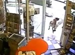 「ご主人様をお守りするワン！」強盗を全力で撃退する忠犬！