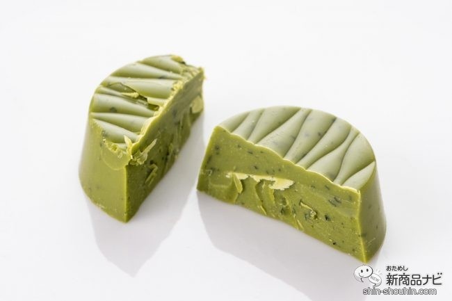 半分に割られた抹茶チョコレート