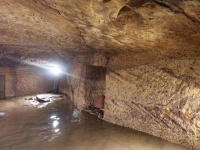 水浸しとなった古代エジプトの共同墓地。人間の遺体のスープの中で発掘作業（エジプト）
