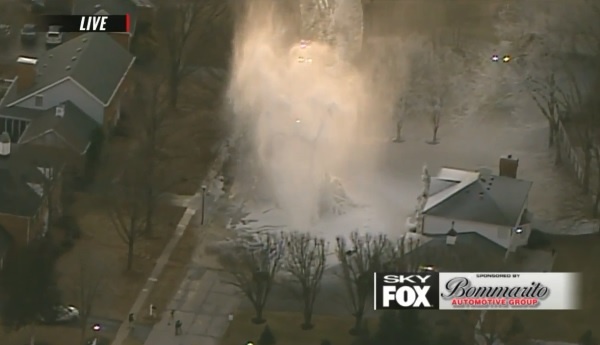 寒波が襲う米中西部で水道管が破裂！住宅が厚い氷雪に覆われる【映像】