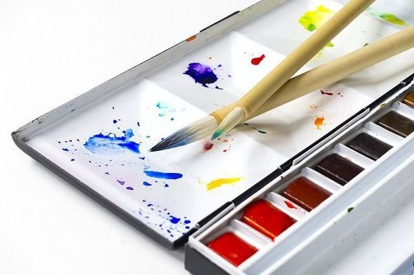 図書館内のギャラリーから140点の絵画を盗み、代わりに自分の作品を飾っていた司書－中国
