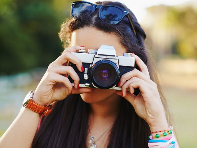 写真を撮る女性