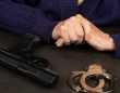 74歳の女性が銃を突きつけ銀行強盗。すぐに逮捕されるもオンライン詐欺被害者だった