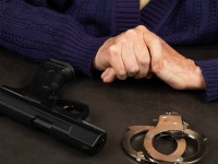 74歳の女性が銃を突きつけ銀行強盗。すぐに逮捕されるもオンライン詐欺被害者だった