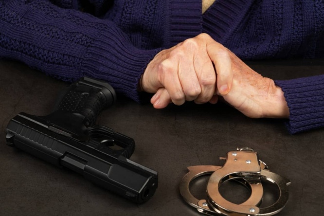 74歳の女性が銃を突きつけ銀行強盗。すぐに逮捕されるもオンライン詐欺被害者だった