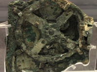 古代ギリシャの沈没船から見つかった紀元前87年の精工なマシン「アンティキティラ島の機械」