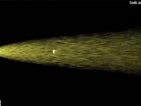 知ってた？月にも彗星のような尾があり、新月の日に長いオレンジ色の尾をたなびかせている
