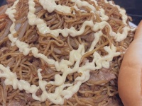 総重量2キロ超え...だと？　常軌を逸した〝主従逆転焼きそばパン〟に1.5万人驚がく