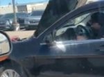 なぜこうなった！？　ボンネットを開けたまま走る車！