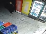 【海外】深夜に怪しい行動をする泥棒のドジすぎる結末は…