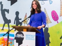英キャサリン妃、ブルーのマタニティワンピース姿を披露！