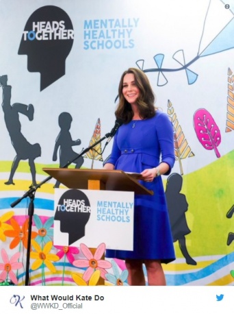 英キャサリン妃、ブルーのマタニティワンピース姿を披露！