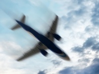 機長の体が窓ガラスの外へ吸い出されるも全員無事。本当にあった航空機不時着事故