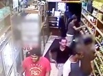 【非道】ポテトチップスを万引きしようしたギャングに店員がボコられる…
