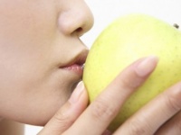 王道の「唇」、それとも……女子は「初めてのキス」をどこからしてほしい？