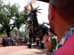 演出かと思ったら…　パレードの最中にドラゴンの頭から炎が上がる。