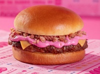 バーガーキングが映画「バービー」とコラボ。ピンク色のソースしたたるバービーバーガーが期間限定で登場！