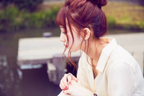 落ち込む女性