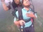 なぜ挑戦した…！？笑　パラグライダーで飛び立ったものの高すぎて怯える男性。