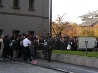 11月7日、判決公判の傍聴希望者が集まった京都地裁