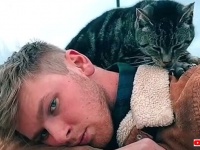 飼い主さん大好き！な猫「どんだけくっついていても足りないニャ！」と、らぶらぶベタベタ密着中