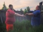 強烈すぎ…！　ロシアのビンタ大会王者がスイカにビンタをかましたら…！
