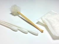 ギャッ！綿棒の先が抜けた！―耳掃除中のアクシデントにご注意