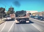 やっちまった… トラックが荷台の扉で他人の車に強烈なビンタを食らわせてしまう。