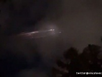 な、なんだってー!アメリカの上空に帯状に流れる無数の光が出現。分裂して落下したその物体の正体は？