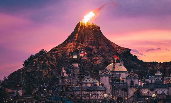 まさに「冒険の海」！　夕焼けにそまるディズニーシーのワクワク感がハンパない