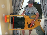誰得だよｗｗｗ　元NASA技術者が超デカいオモチャの銃をDIYで制作して胸アツ野郎すぎる