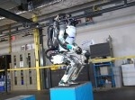 リアルターミネーターか！？　バク宙する人型ロボットの機動性が凄い
