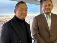 高木三四郎社長と西村修区議が記念撮影
