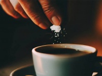 コーヒーにひとつまみの塩を入れると苦みが和らぐのは本当。その科学的な根拠とは？【ライフハック】