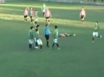 イエローカードを宣告されたサッカー選手⇒　怒って審判を殴った結果…