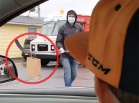 社会的距離を保ちつつファストフードを届ける方法＝アイスホッケースティック