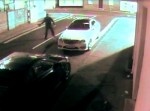 レンガで窓を割ろうとした車上荒らしがマヌケすぎ！www