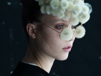 タンポポの綿毛・花びらの誘惑。植物と一体化した男女のフォトアート