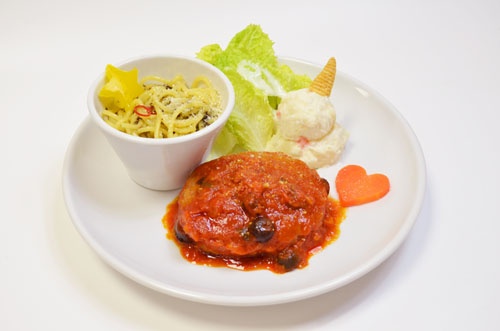 「だってまだまだ食べ盛り 駆と恋のハンバーグプレート」