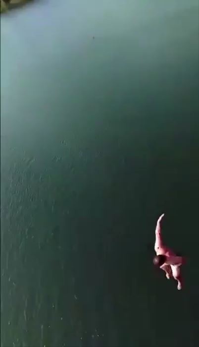 橋の上からダイブ