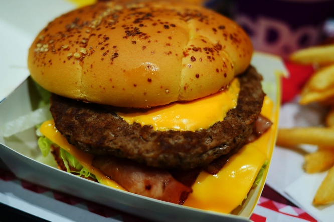 mcdonalds-american-deluxe-cheeseburger3