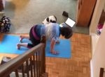 ヨガをしている飼い主に触発された犬がとった行動は…