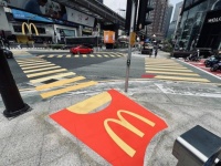 そりゃ導かれるわ。マレーシアの新名所、マクドナルドのフライドポテト横断歩道