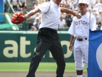 今年の夏の甲子園では始球式も務めた王貞治氏。30本塁打を放って引退した