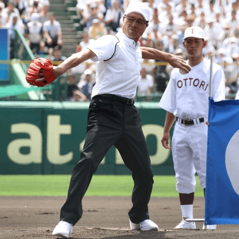 今年の夏の甲子園では始球式も務めた王貞治氏。30本塁打を放って引退した
