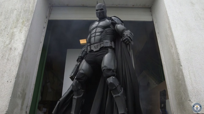 コスプレマニアの本気！　バットマンスーツ、多機能すぎてギネス記録更新