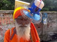 インド式ライフハック。ソーラーパワーで動く扇風機ヘットギアを発明したおじいさん