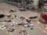 上海の空港で“全開”された爆買い客の手荷物