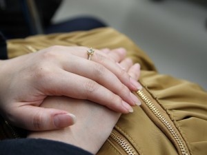 指輪をはめた手